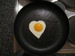 egg in cast iron pan