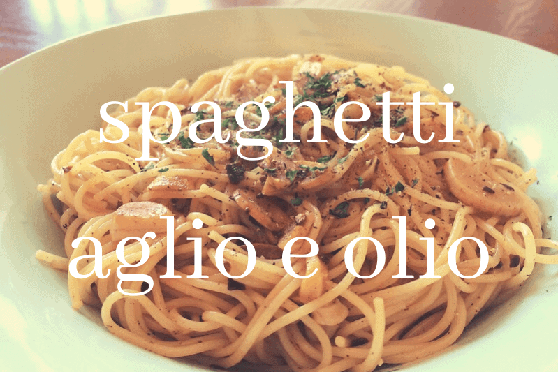 spaghetti aglia e olio in white bowl