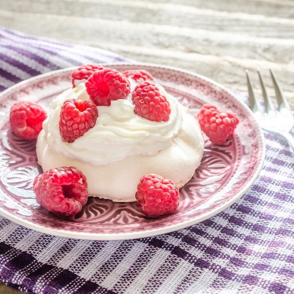 meringue with fresh raspberries